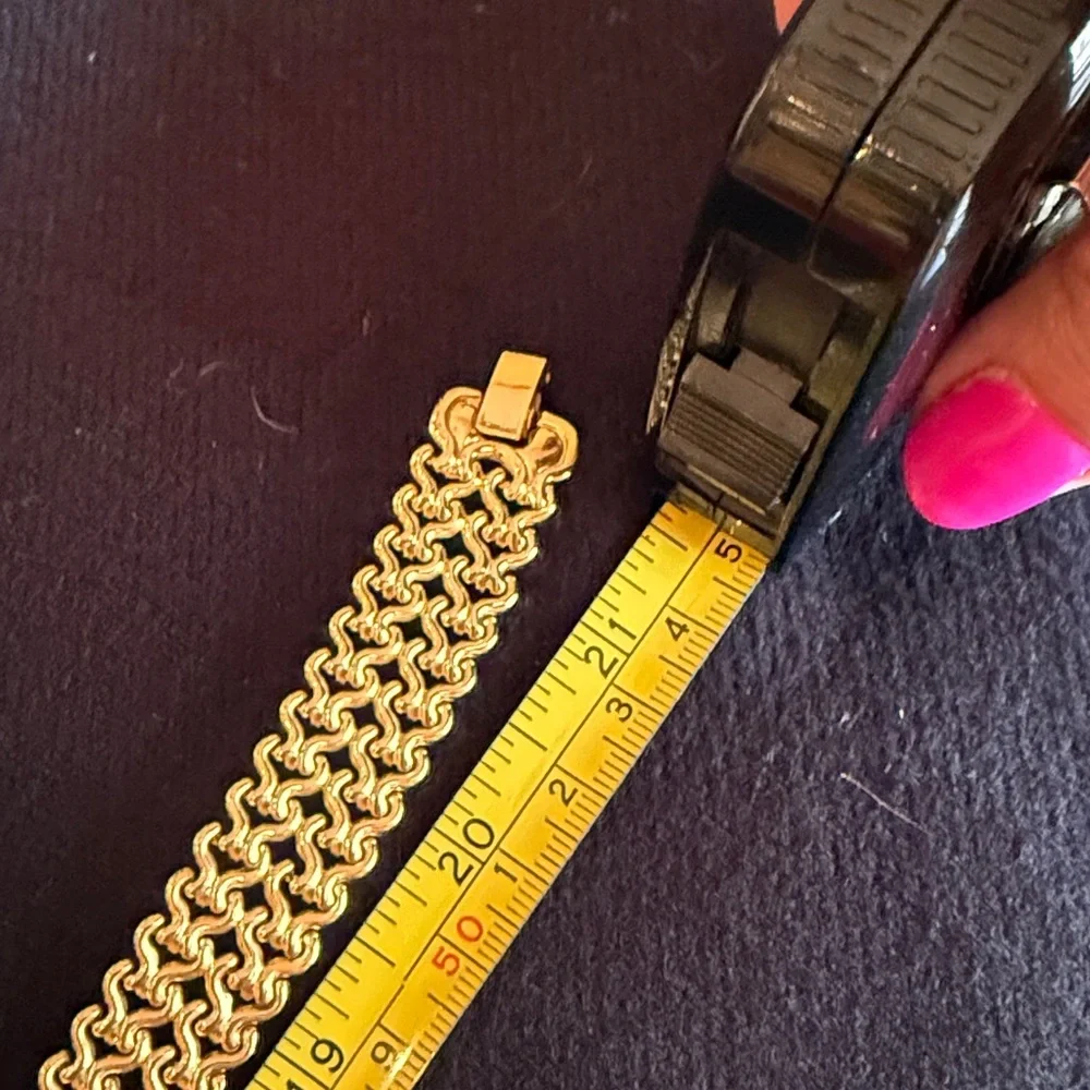 Gold tone necklace and gift box